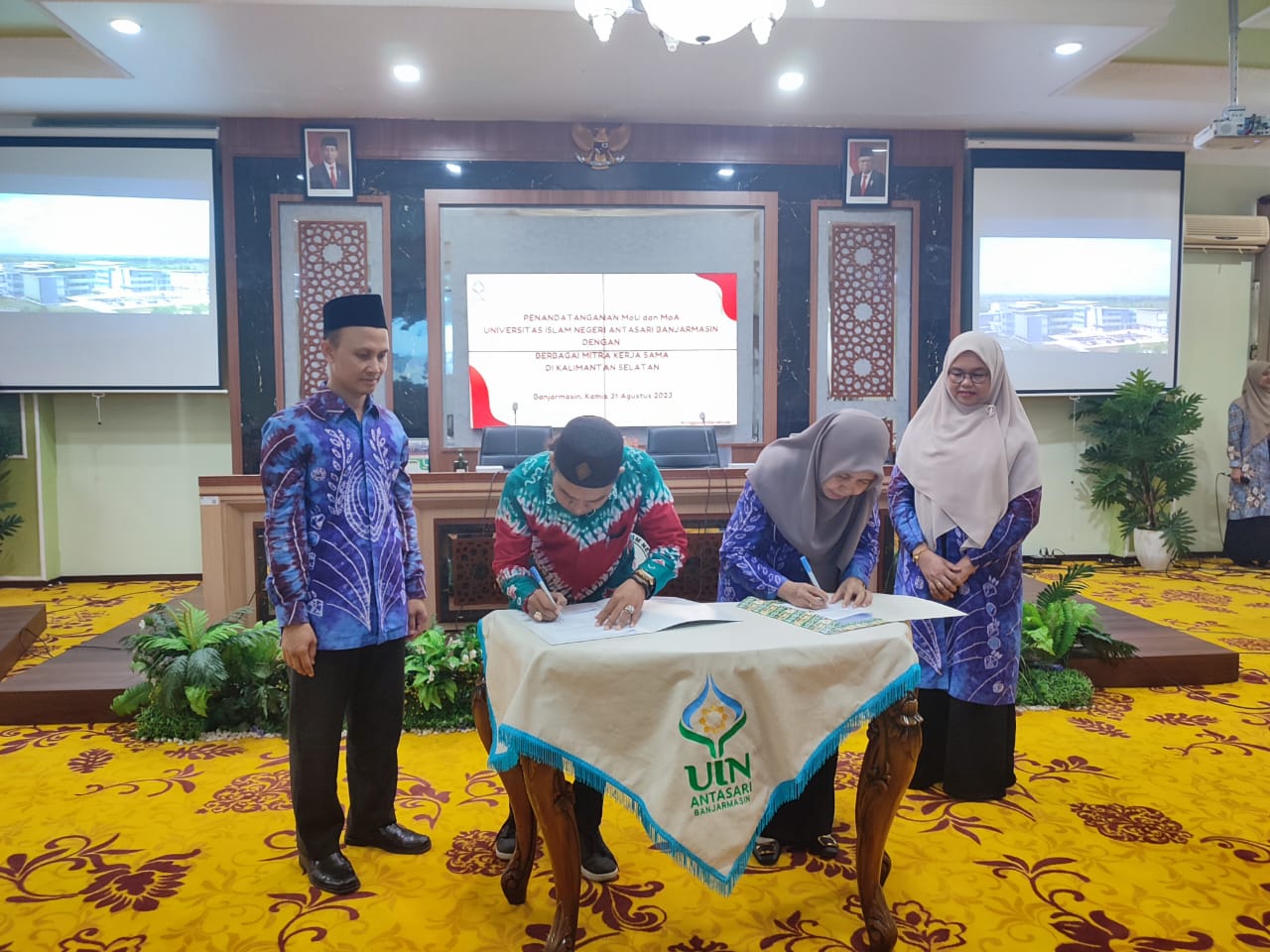 Penandatanganan MoU Kerja Sama antara Pang Daning Aby Law Firm & Partners dengan Universitas Islam Negeri Antasari Banjarmasin tentang Program Magang Mahasiswa di Kantor Hukum Kami.